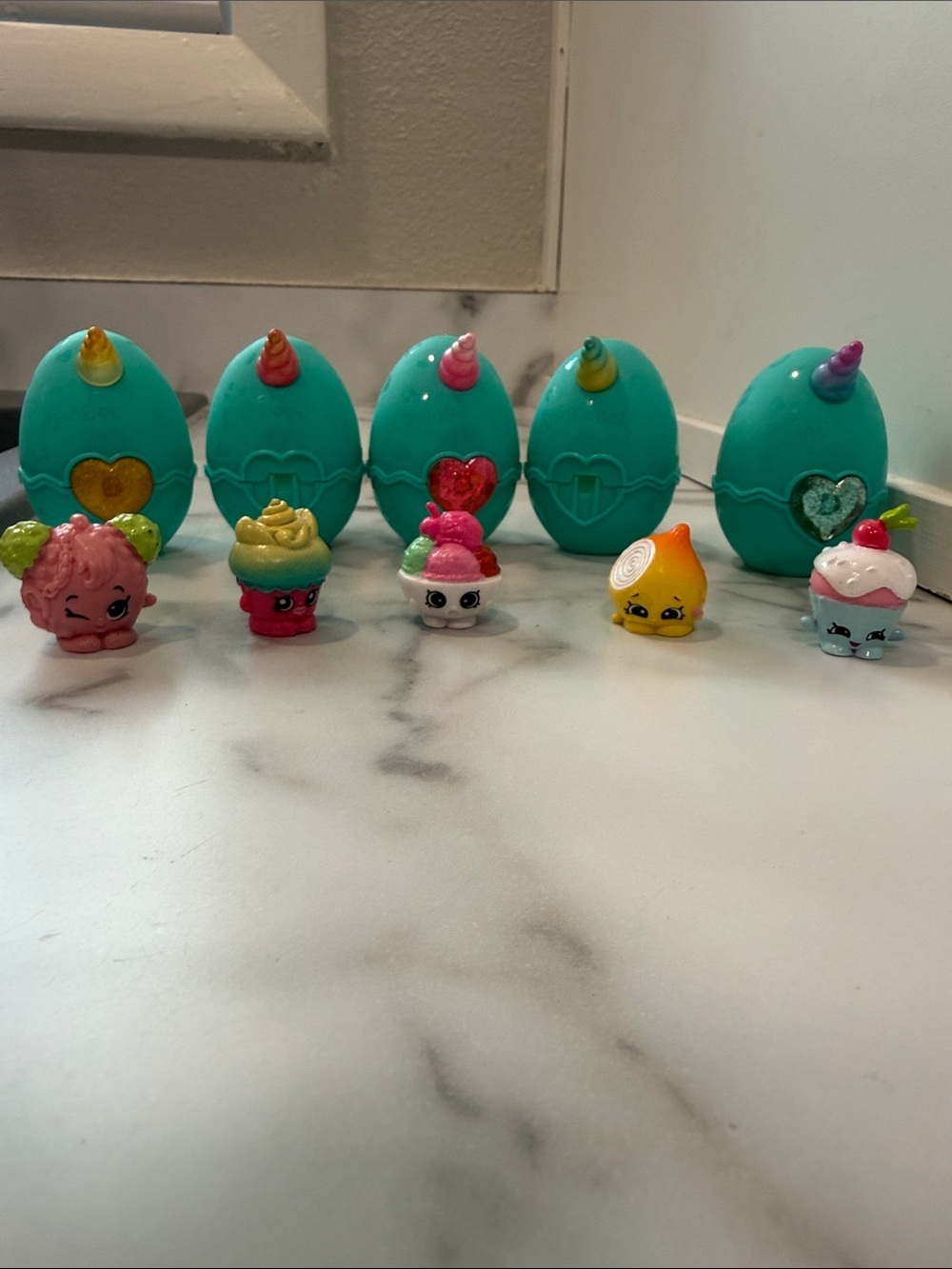 ZURU Rainbocorns Itzy Glitzy Surprise collectible figures